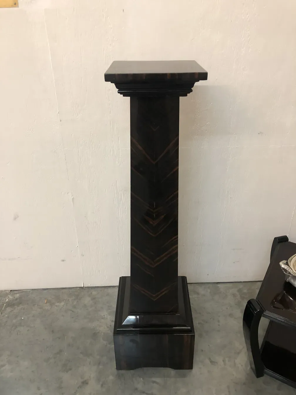columna antigua elegante con base cuadrada