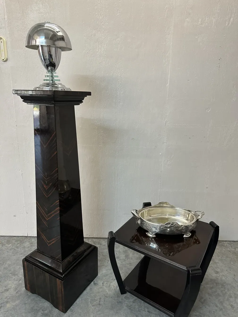 colonna antica con forma elegante e decorazione brillante