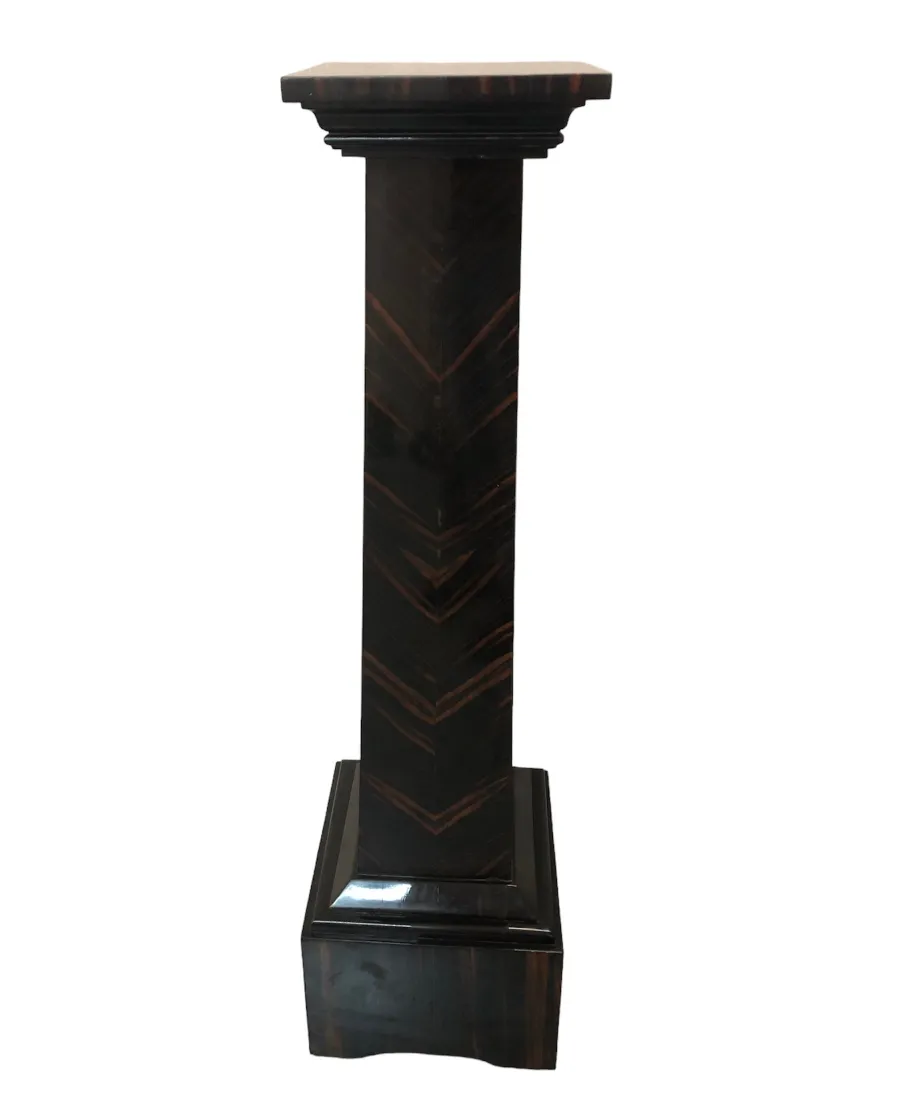 Coluna antiga de aparência elegante com design decorativo.