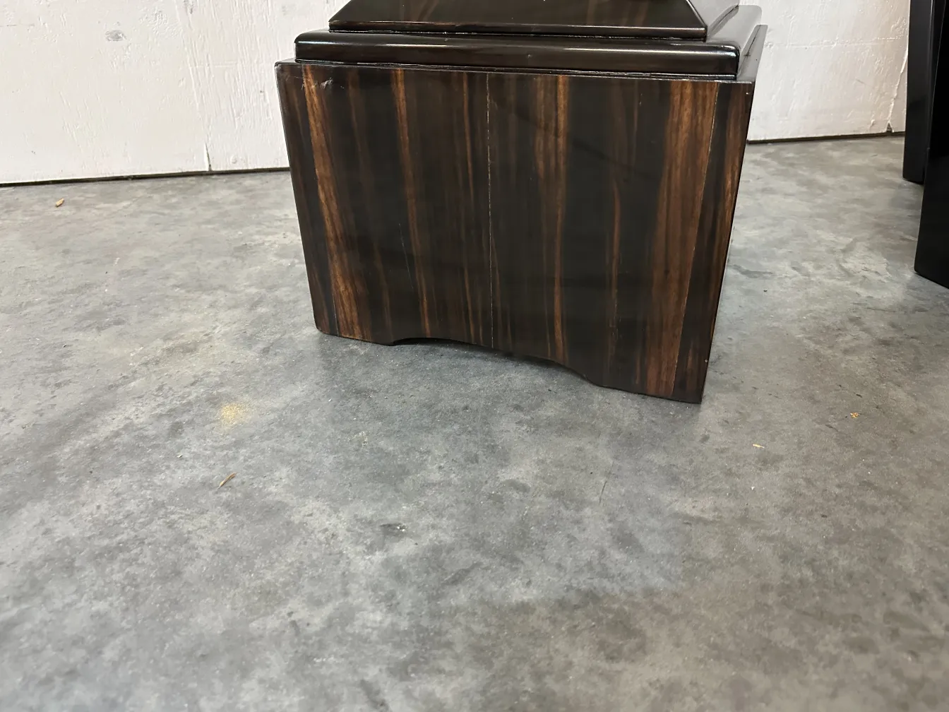 古柱，具有装饰性设计和纹理