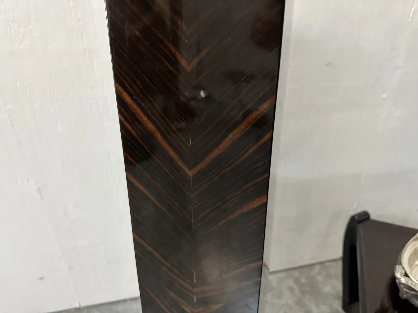 عمود قديم زخرفي بتفاصيل متعرجة