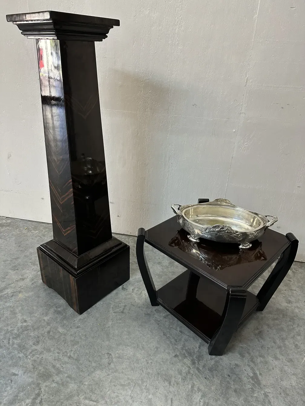 colonne ancienne avec des détails décoratifs à côté d'une table