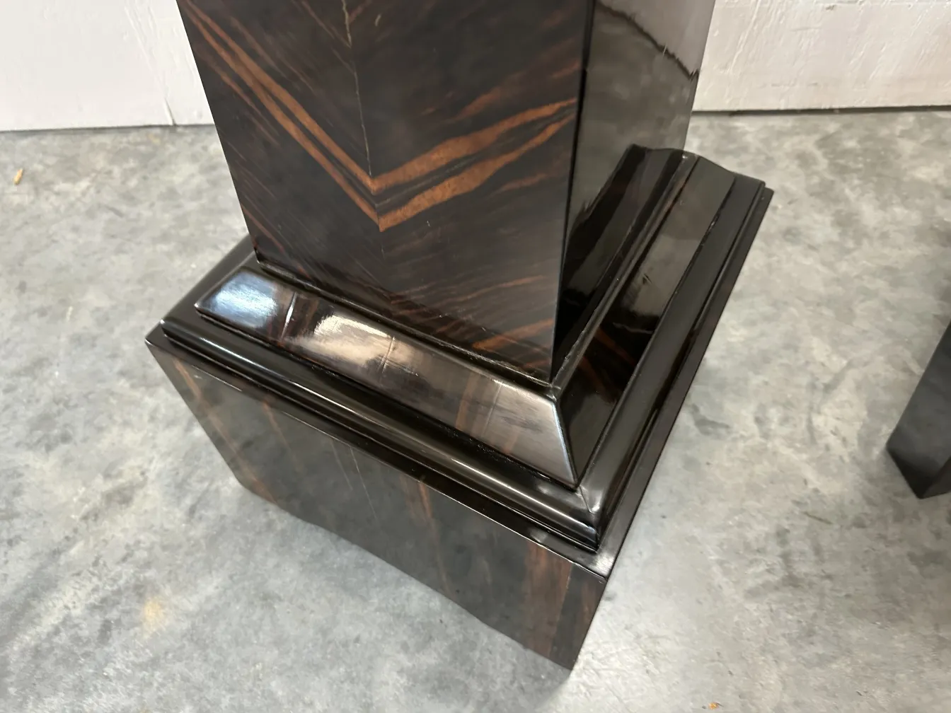 colonna antica con base decorativa e motivi distintivi