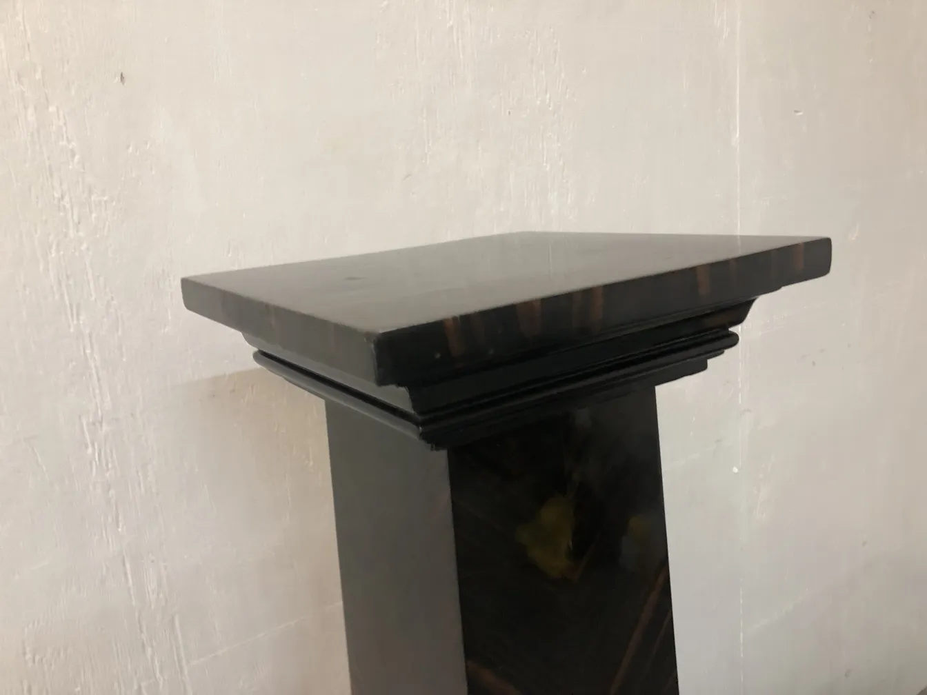 Antique column with flat top and details at the base.