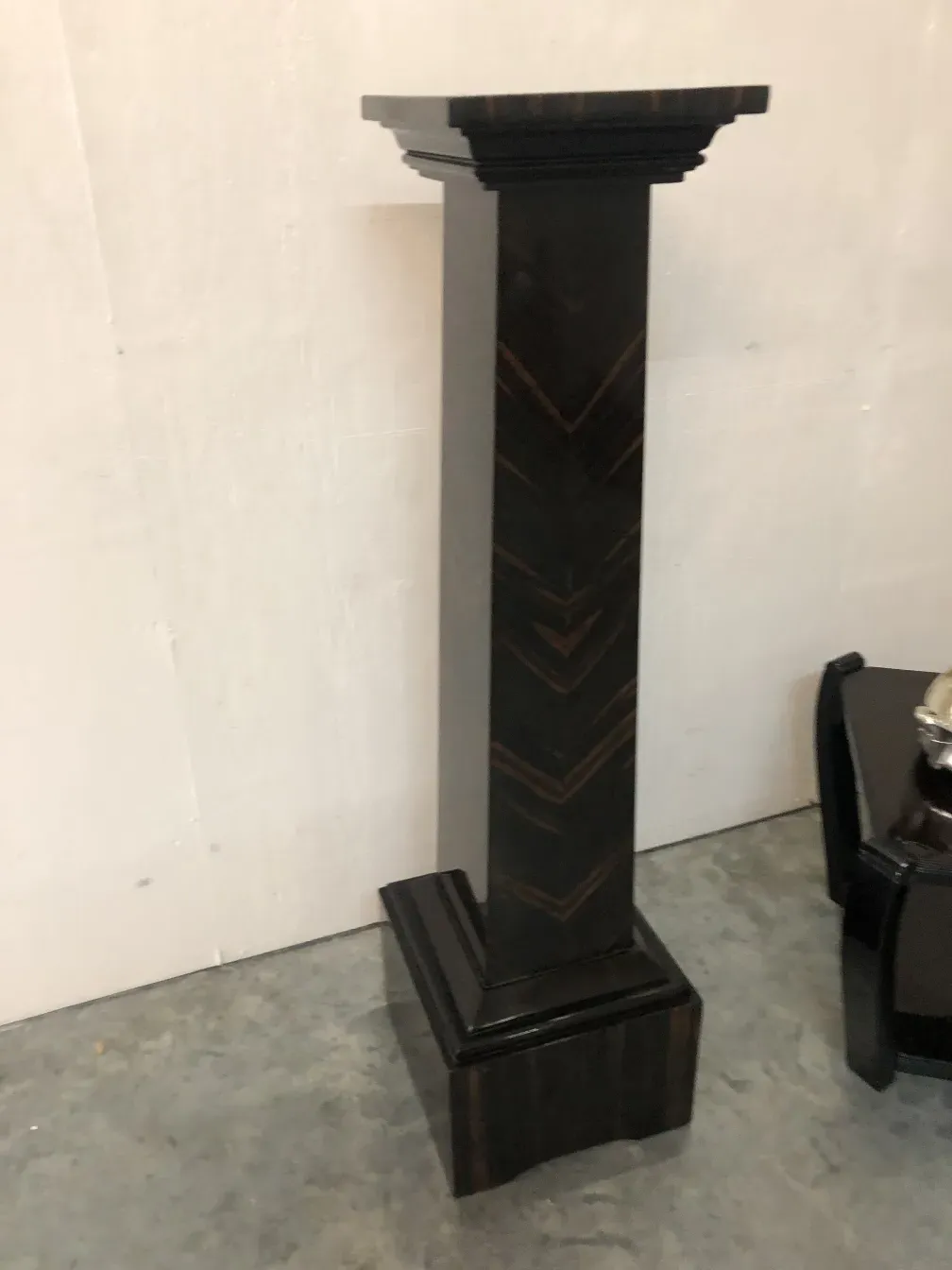 columna decorativa antigua con diseño geométrico en ambientes elegantes