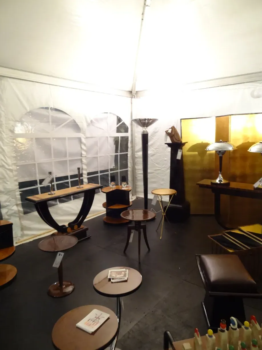 Antica colonna decorativa in un contesto di mercato