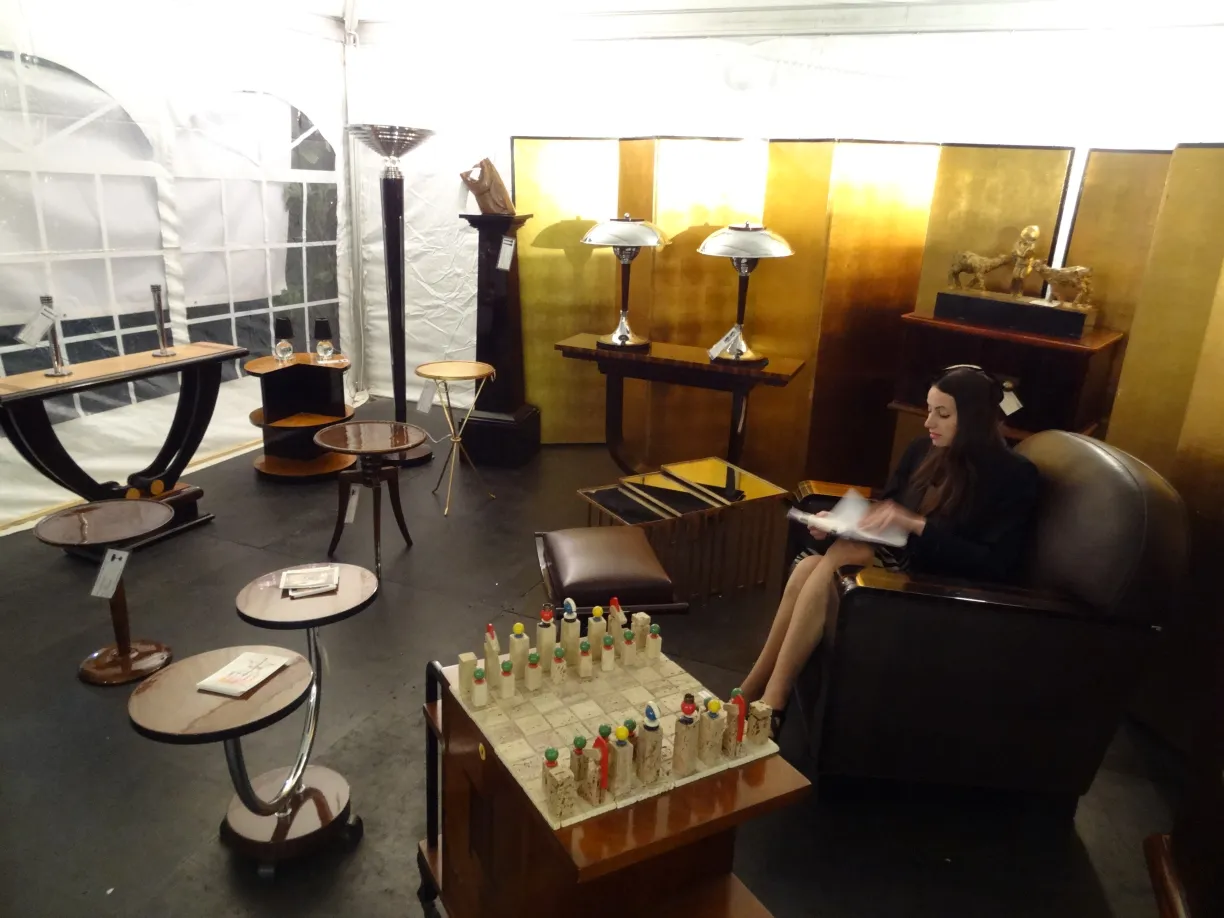 عمود زخرفي قديم في بيئة عرض