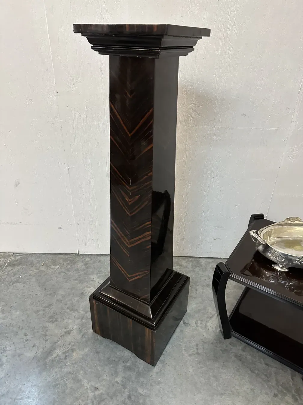 Columna antigua decorativa con diseño distintivo.