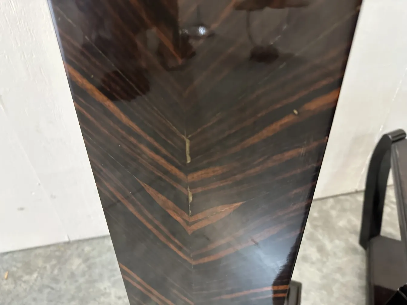 Colonna antica con un design di contrasti sottili