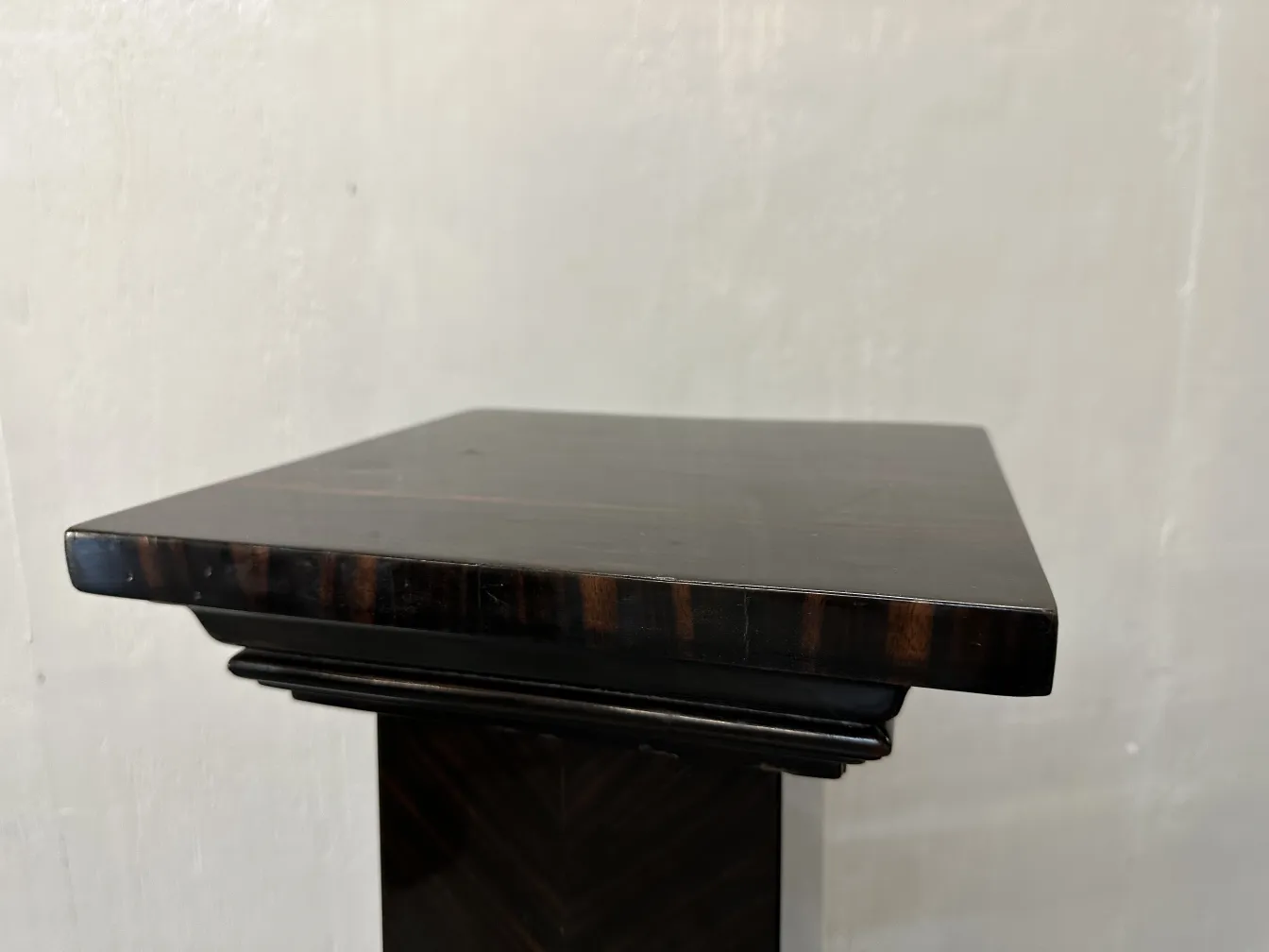 antike Säule mit einzigartigem Design und elegantem Sockel