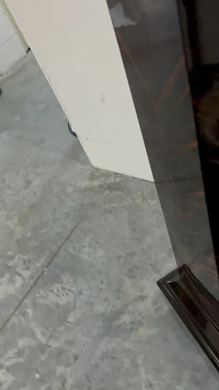 古柱装饰细节，置于优雅环境中