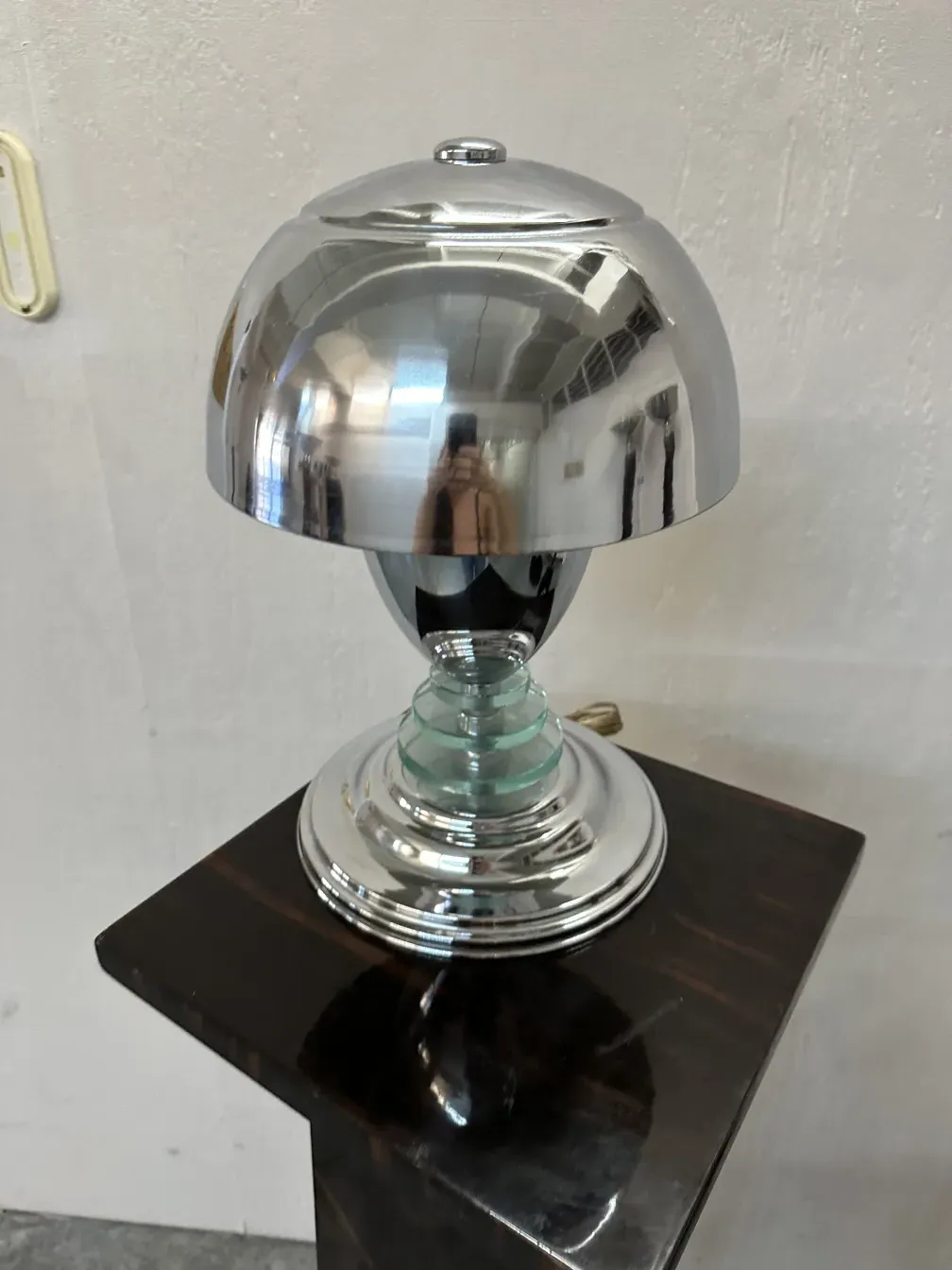 고전적인 기둥과 반사적인 디테일이 있는 반짝이는 바닥, 회색 배경.