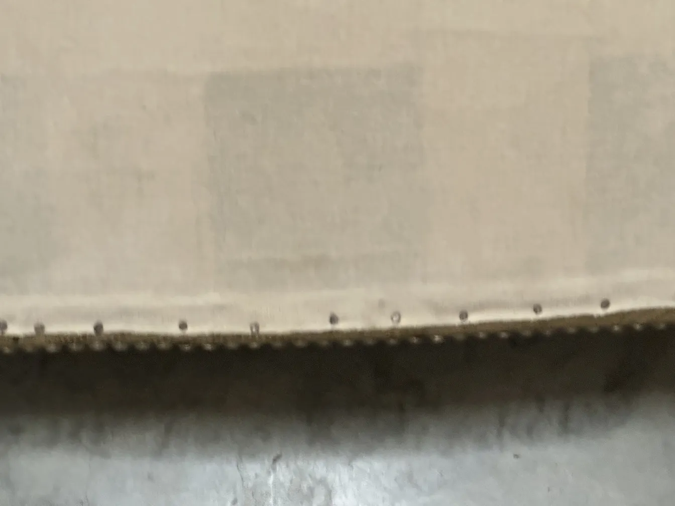 古老的椅子放在一个明亮的表面上