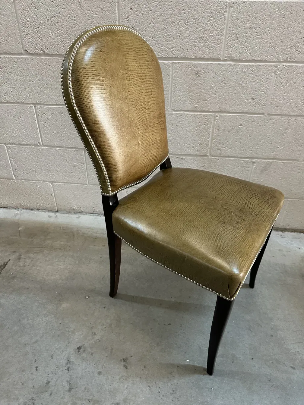 古風で優雅な椅子12脚の横からの見え方