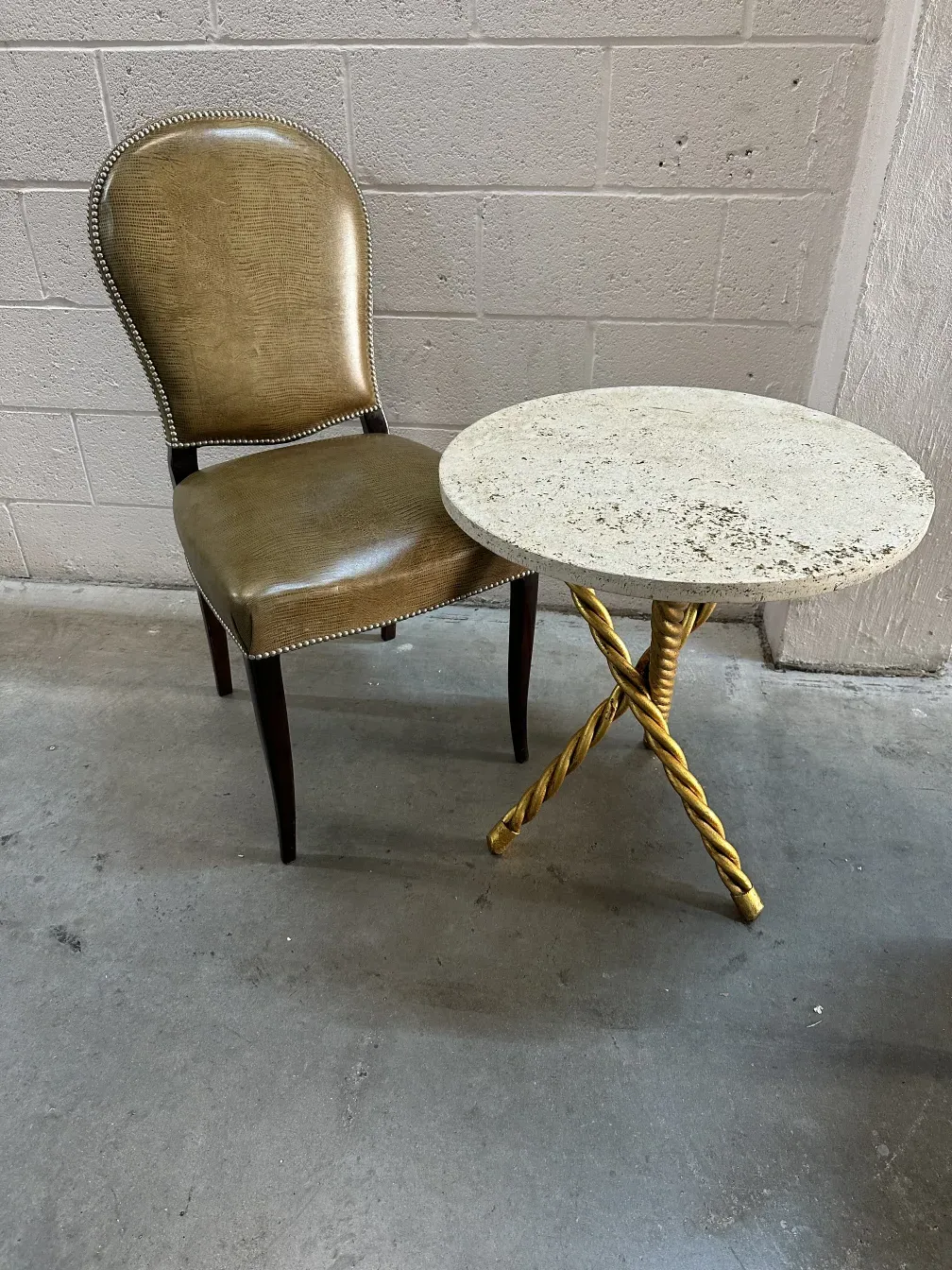 Conjunto de 12 sillas antiguas y mesa circular decorativa