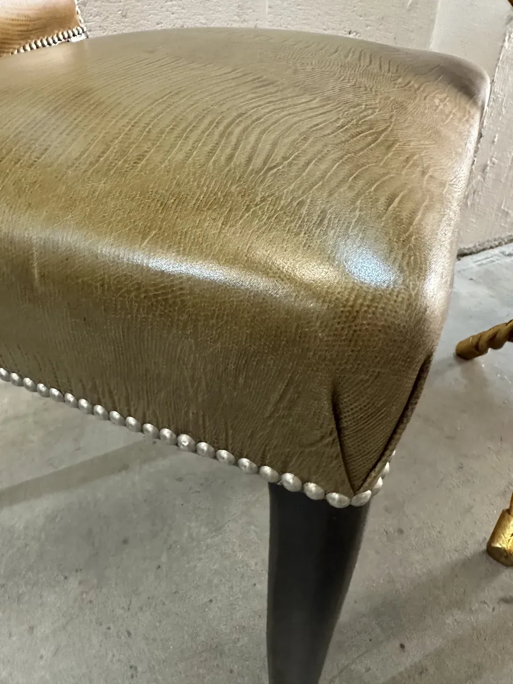 Vue rapprochée de 12 chaises anciennes avec ornements