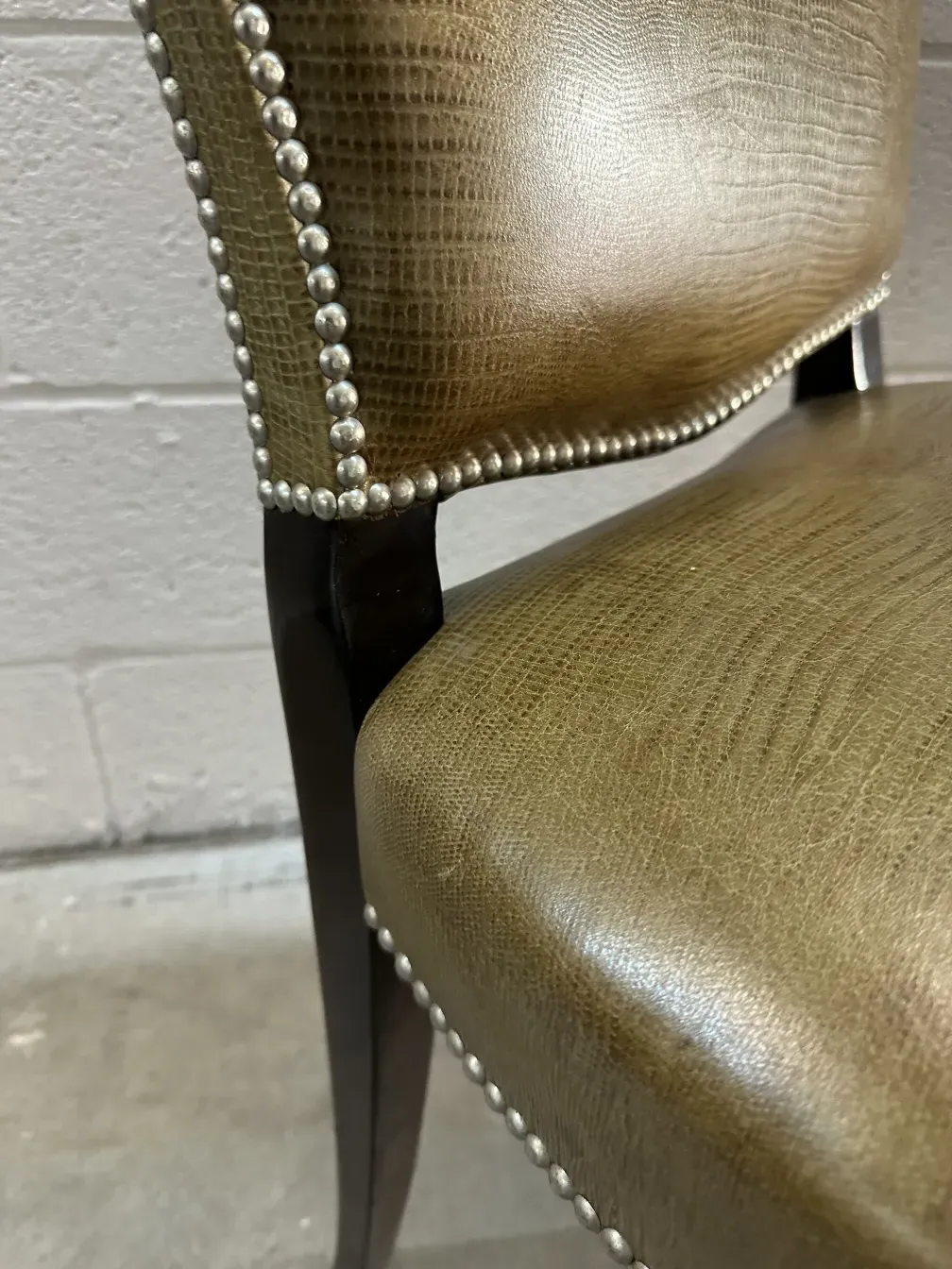 Details auf antiken Stühlen mit eleganten Ornamenten