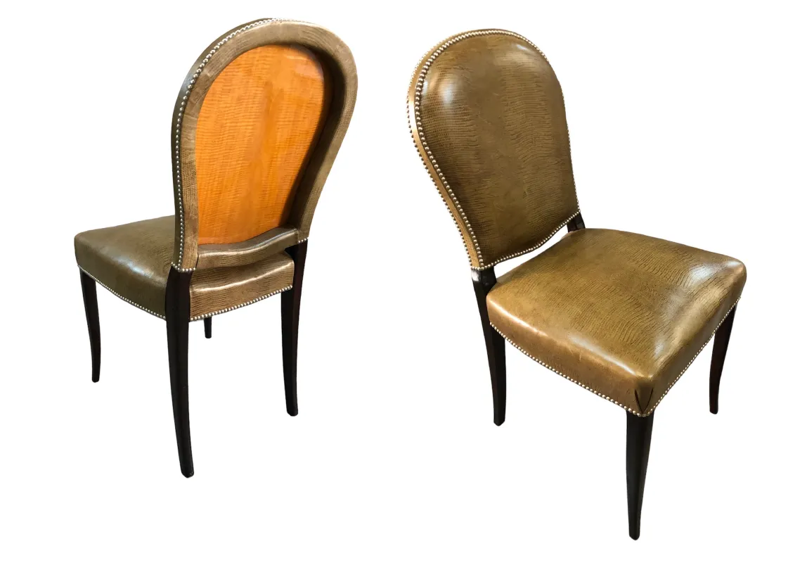 Vue de 12 chaises anciennes avec un design détaillé et élégant.