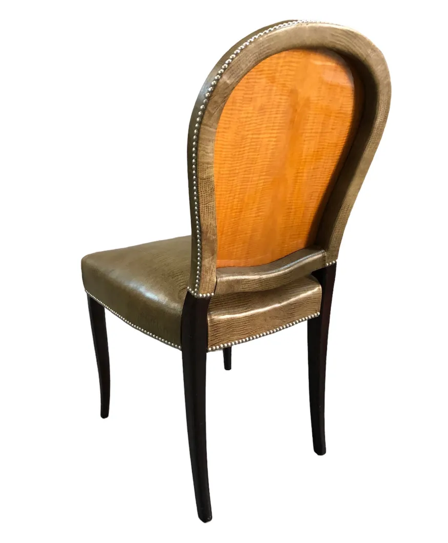 Vista posteriore di 12 sedie antiche con finitura elegante e dettagli sullo schienale.