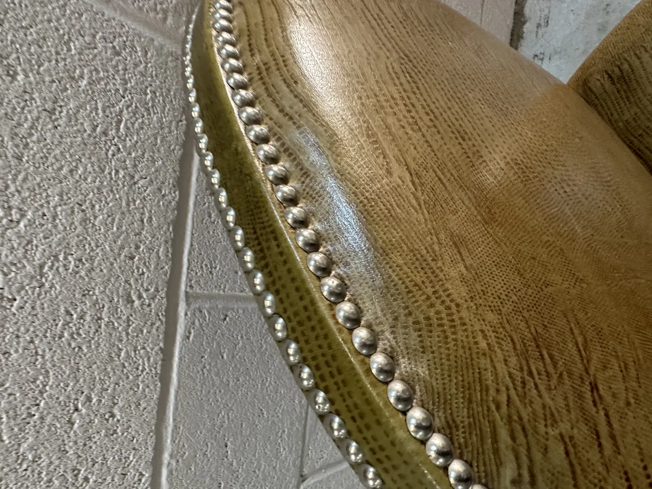 Vue de chaises anciennes avec ornements en relief et coins arrondis.