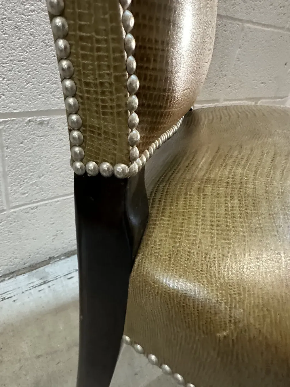 Visibilité de chaises anciennes, avec des ornements et un style élégant.