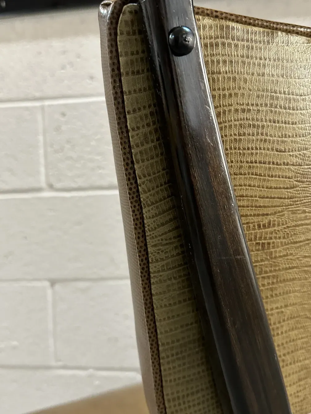 Détail d'une chaise ancienne carlo mollino, avec un design unique et élégant