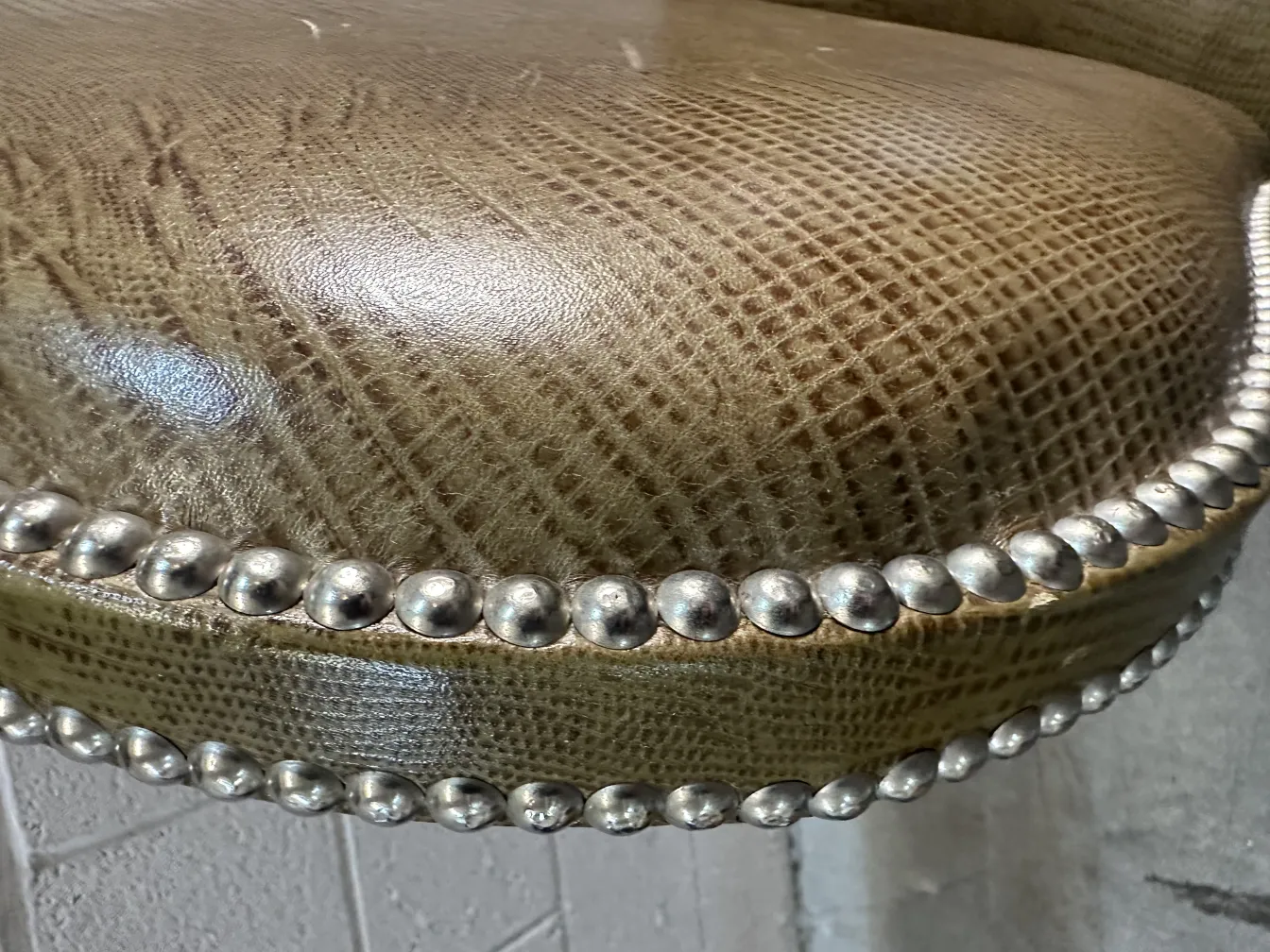 Vue détaillée de 12 chaises antiques avec finition décorative