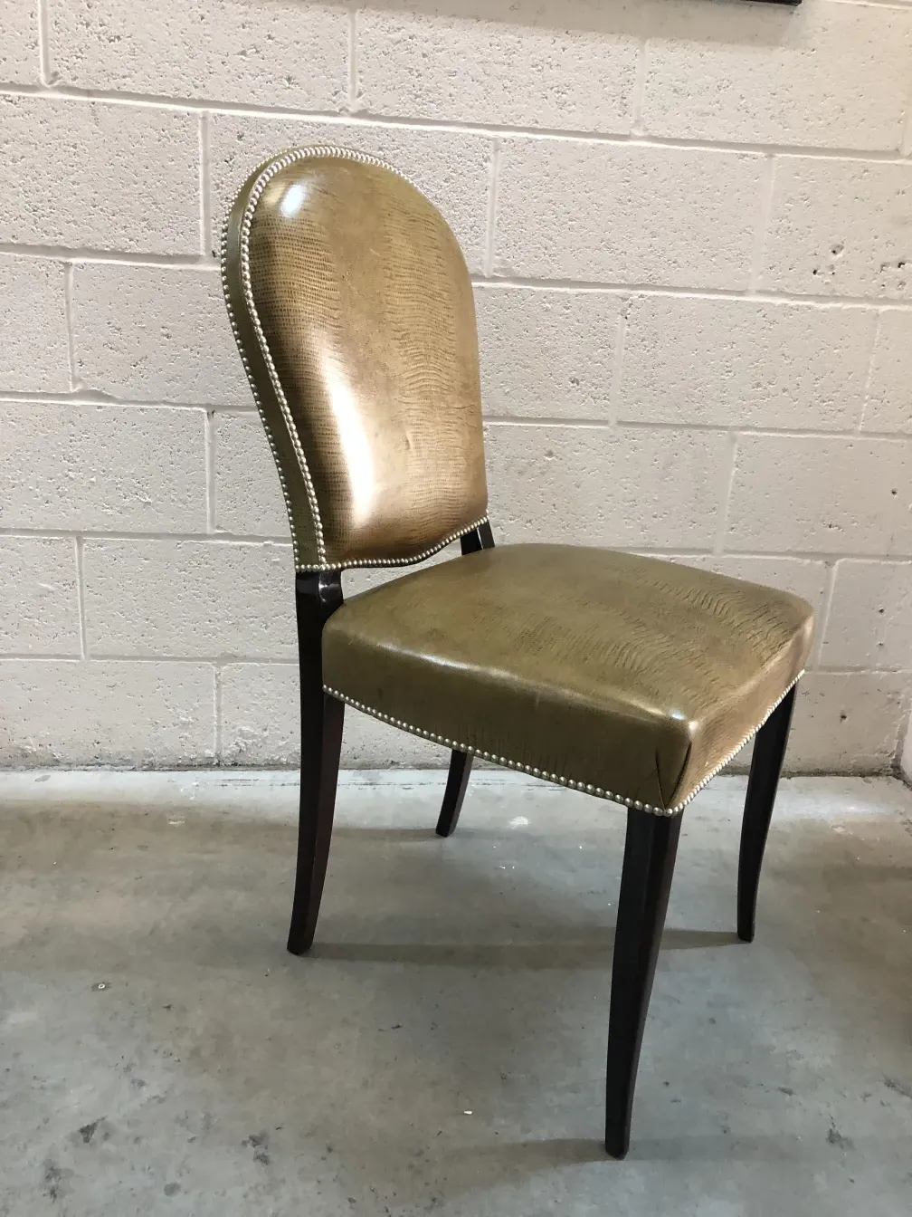 पुरानी कुर्सियों का दृश्य सुनहरे रंग में