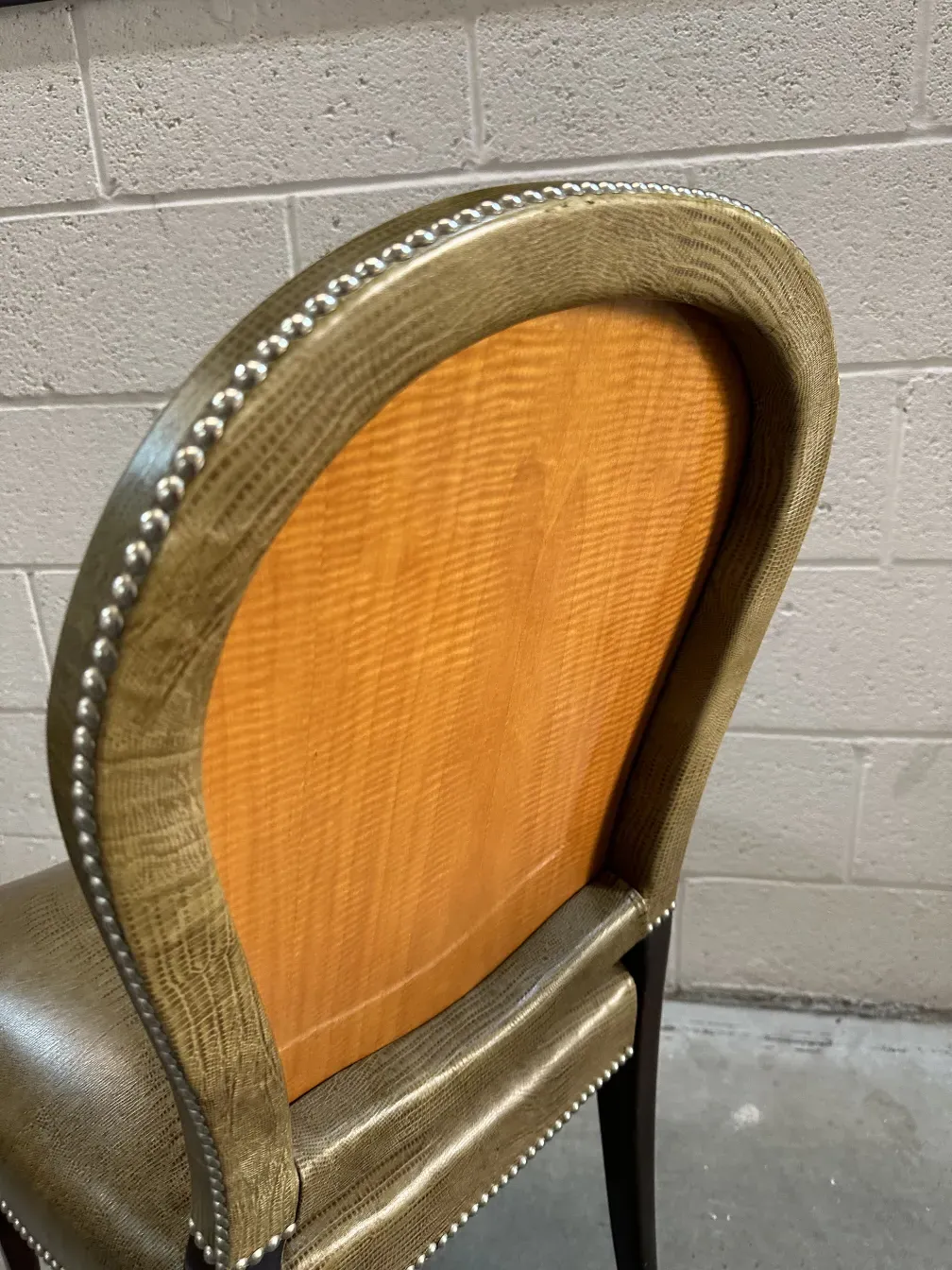 Detalhe de uma cadeira antiga com design elegante e decorações sutis