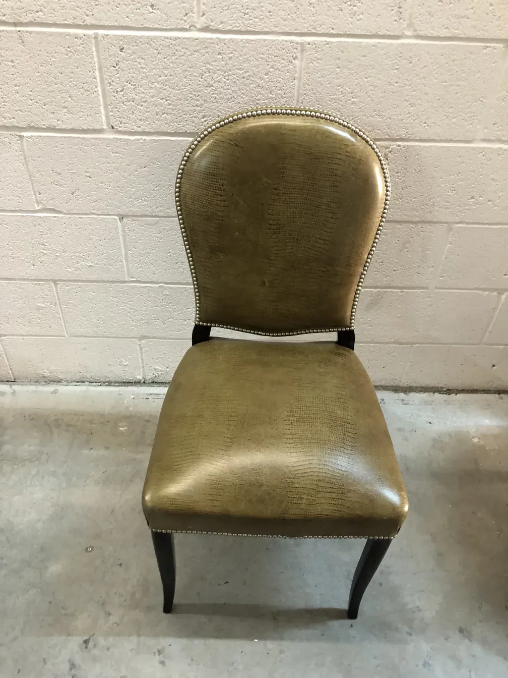 12 sillas antiguas con un diseño elegante en un entorno sencillo