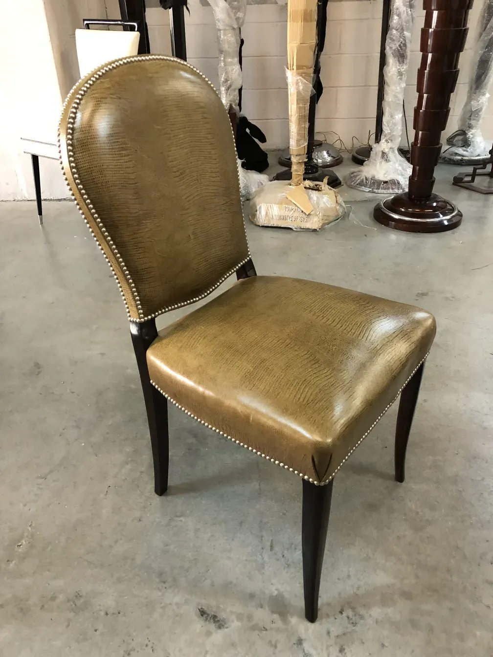 Vue de 12 chaises anciennes avec détails ornementaux en arrière-plan