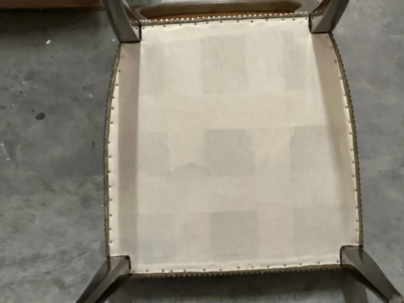 Vista superior de 12 sillas antiguas con un acabado elegante, destacando el diseño