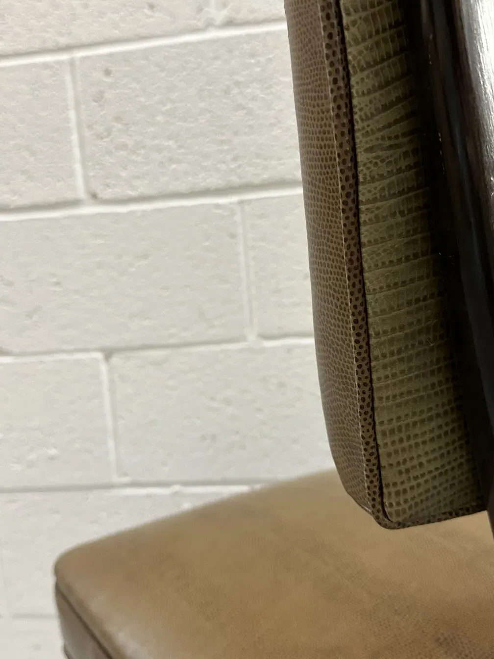 detalle de una silla antigua con diseño de carlo mollino