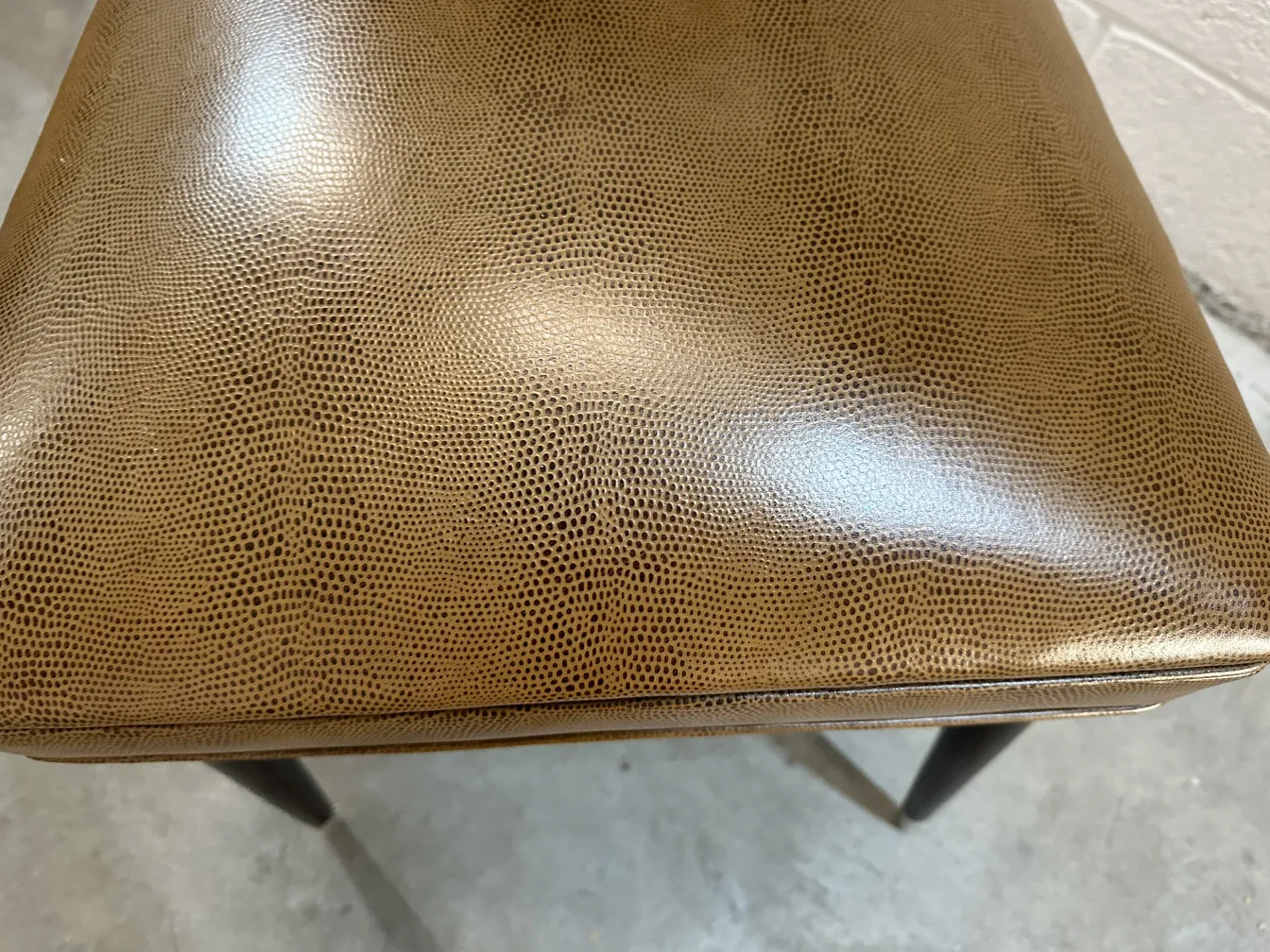 Sedie antiche con design unico di Carlo Mollino, di colore marrone, in un ambiente neutro.