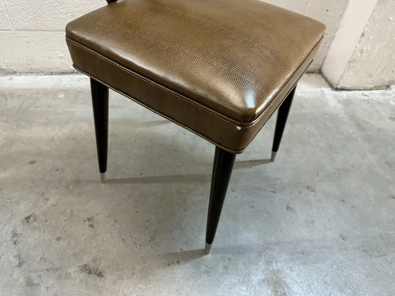 Vue latérale de 12 chaises anciennes carlo mollino, avec des pieds fins et un design classique.