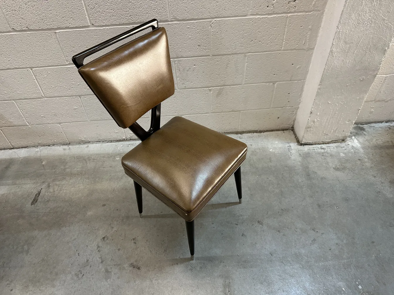 Silla antigua de carlo mollino con acabado dorado