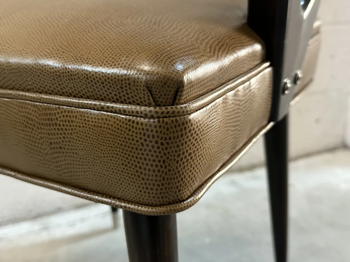 Antiker Stuhl mit einzigartigen Designdetails