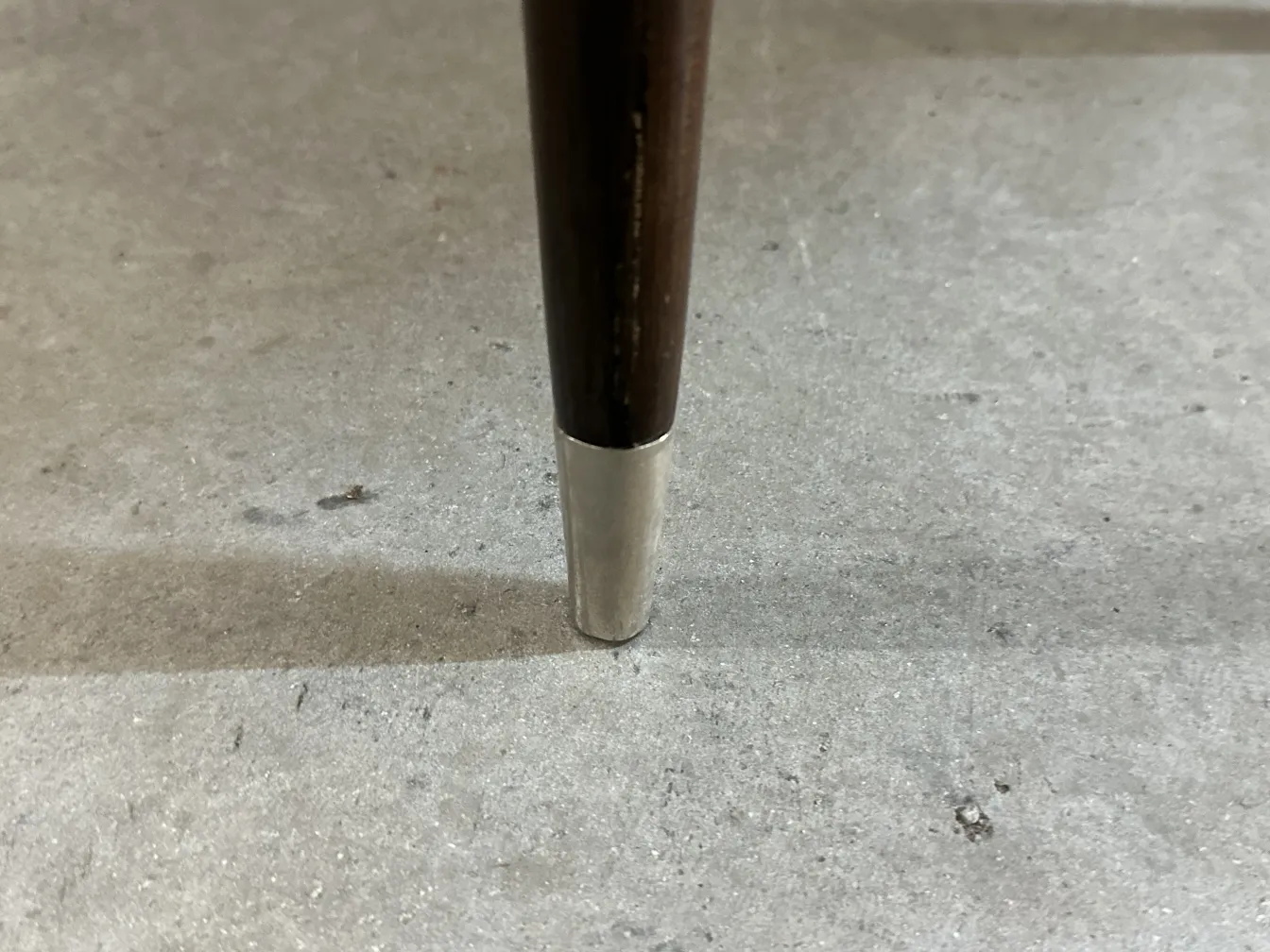 Chaises anciennes avec des pattes élégantes et des détails uniques sur une surface lisse