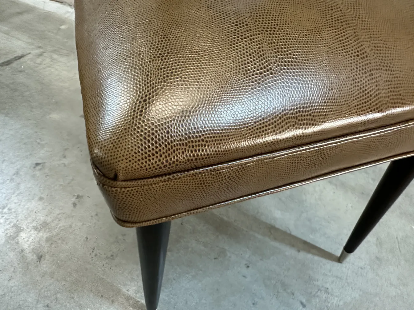 Detail eines antiken Stuhls mit elegantem Design und dunklen Beinen, Teil eines Sets von 12 antiken Stühlen carlo mollino.