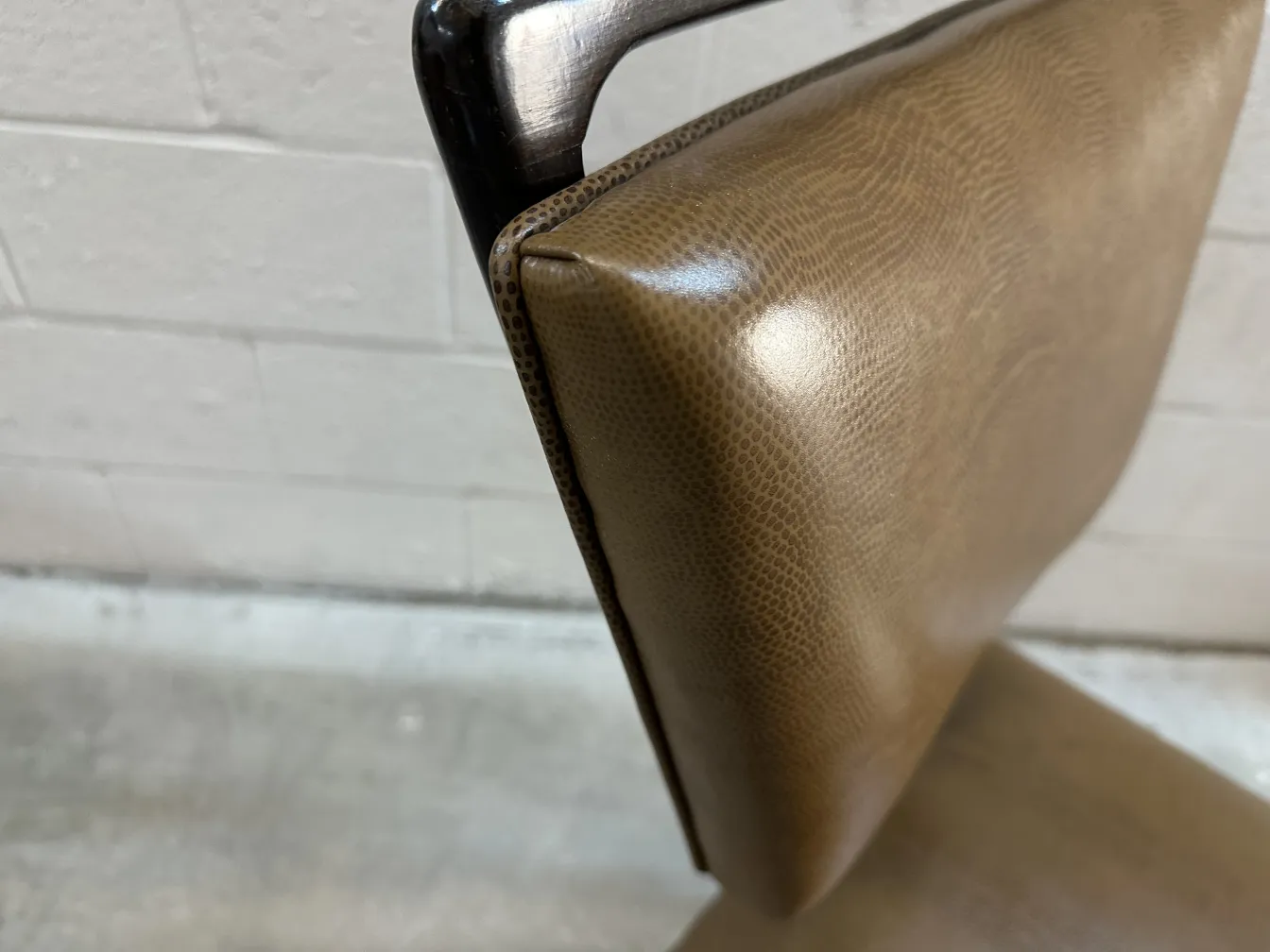 Détail de 12 chaises anciennes carlo mollino avec conception distinctive.