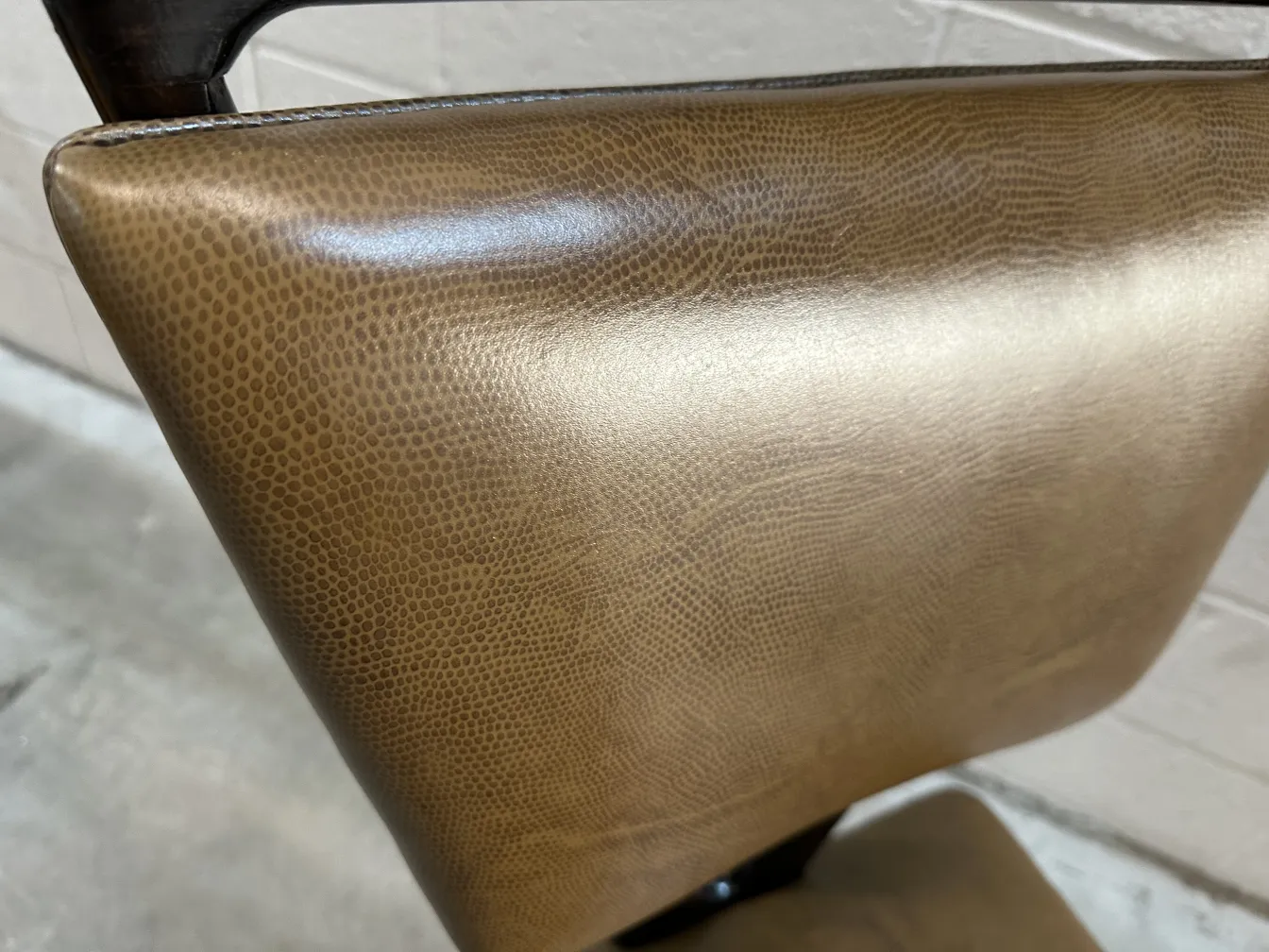 Détail d'une chaise ancienne carlo mollino, forme élégante et lisse.