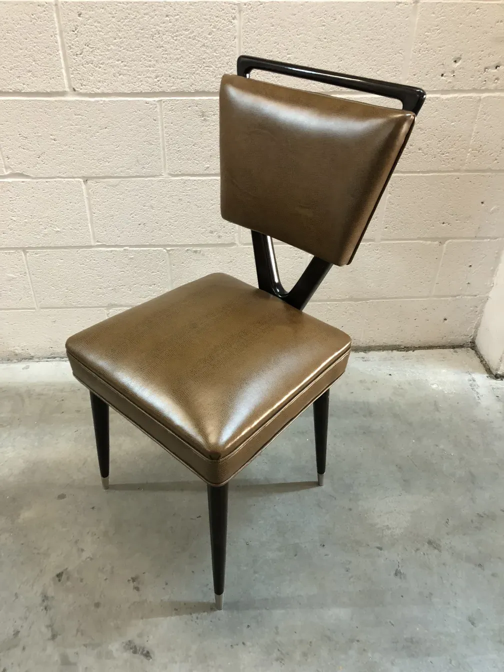 Ansicht von 12 antiken Stühlen mit einem eleganten und klassischen Design