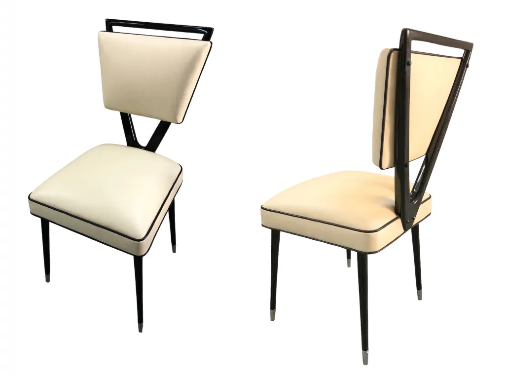 Conjunto de 2 cadeiras antigas com design único, carlo mollino, em um ambiente clássico.