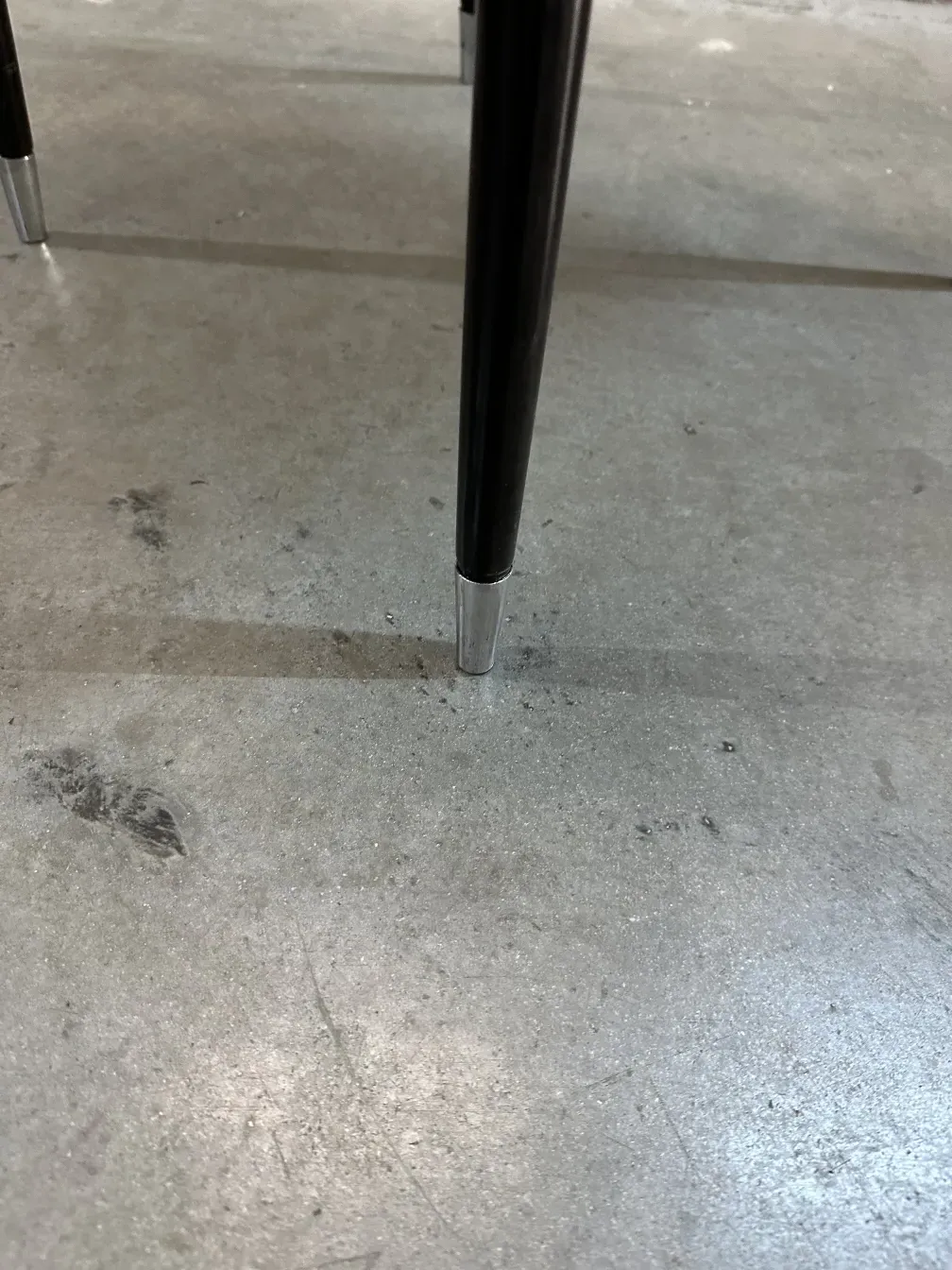 Ansicht von zwei antiken Stühlen mit Metallbeinen, im Stil von carlo mollino