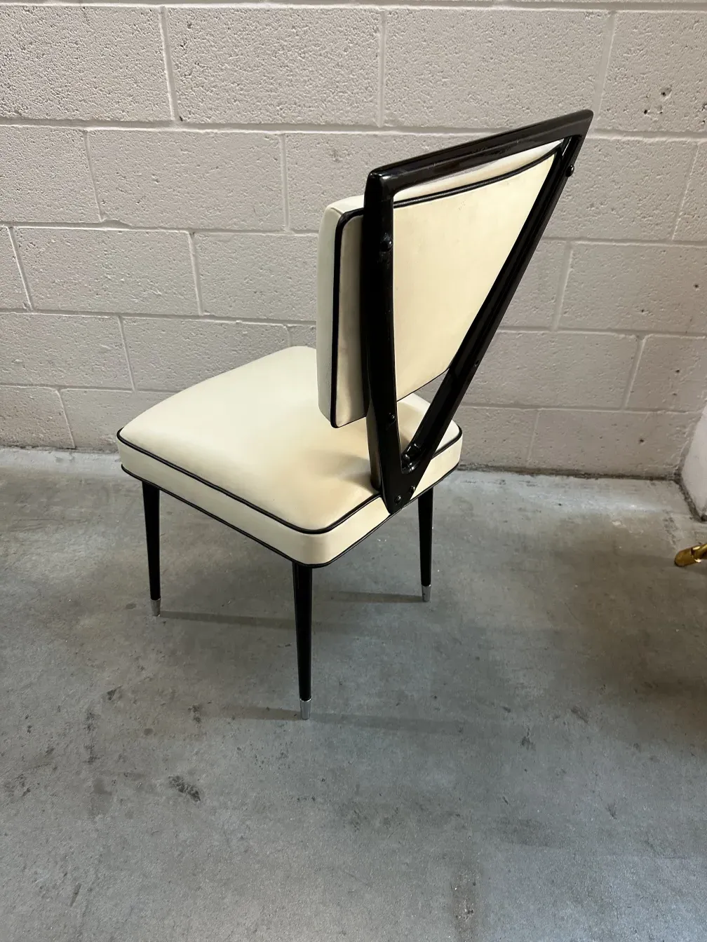 dos sillas antiguas elegantes con un acabado moderno