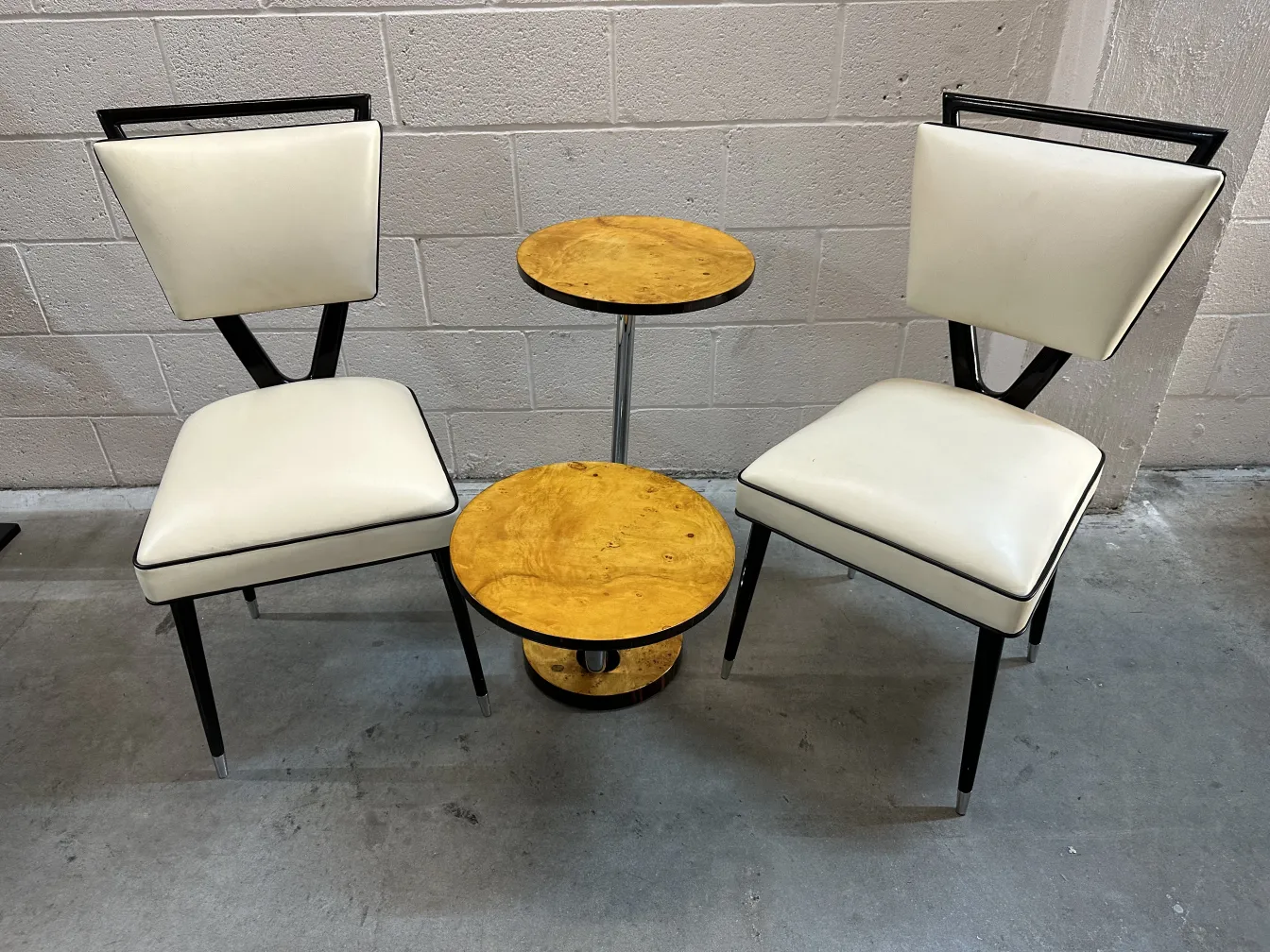 2 chaises anciennes dans un cadre moderne avec table ronde