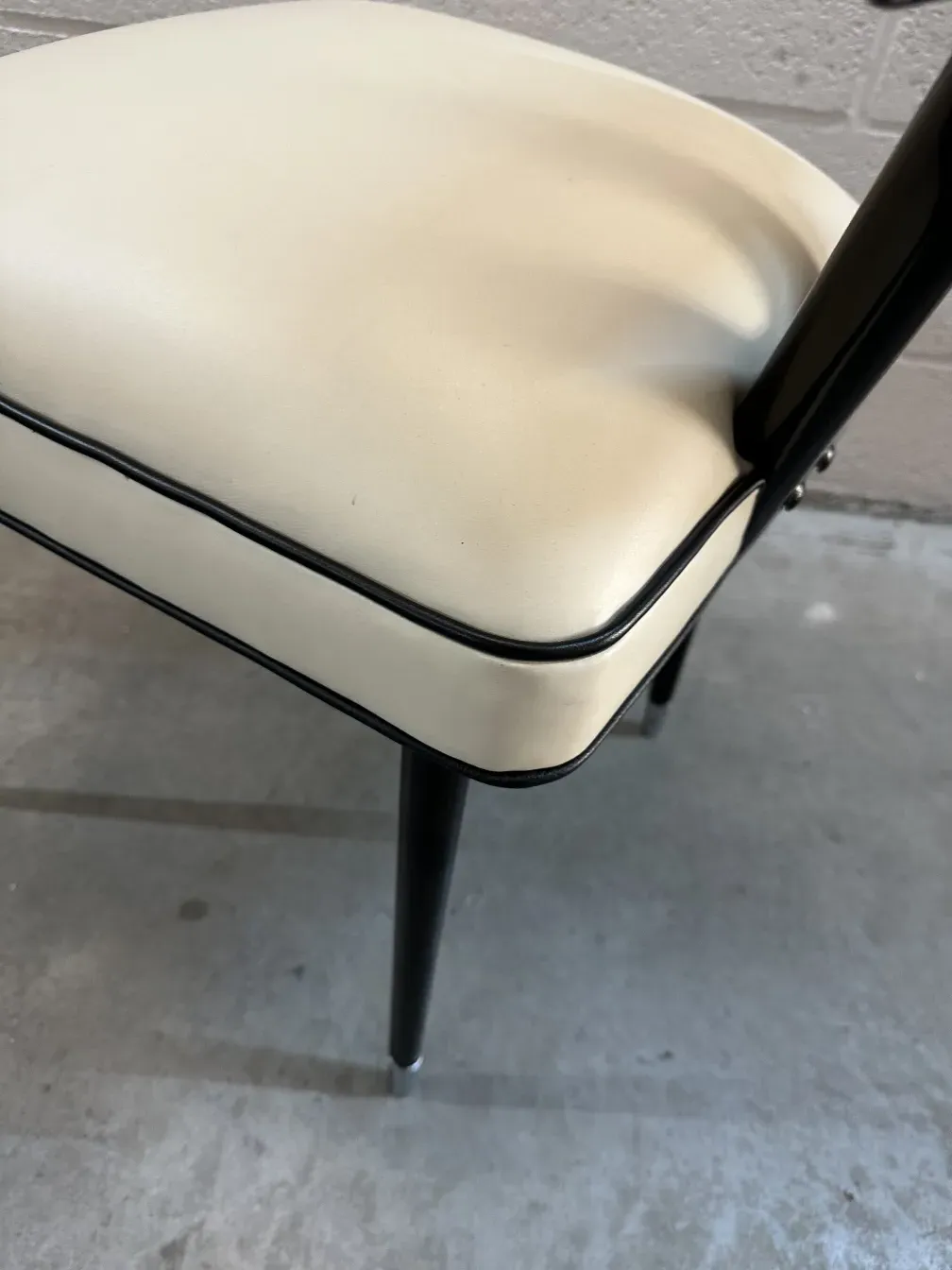 Vue latérale de 2 chaises anciennes carlo mollino avec finitions distinctives