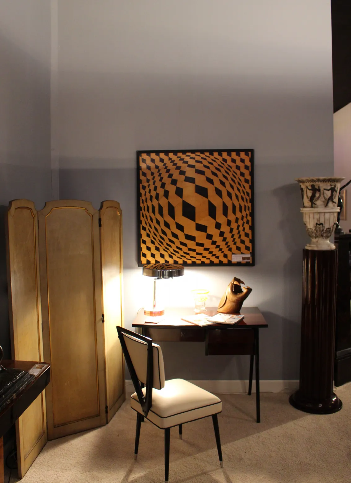 2 chaises anciennes dans un environnement décoratif avec lampe et bureau