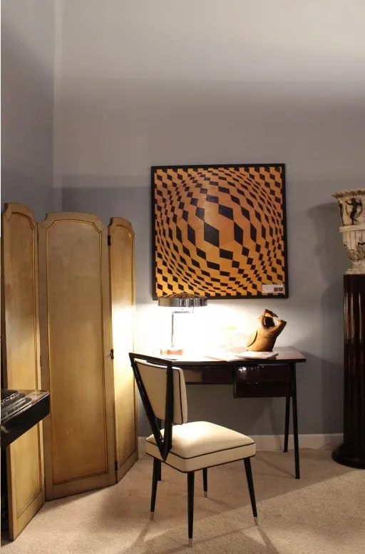 Due sedie antiche con design elegante, segni visibili di usura e un'estetica unica in un ambiente accogliente.