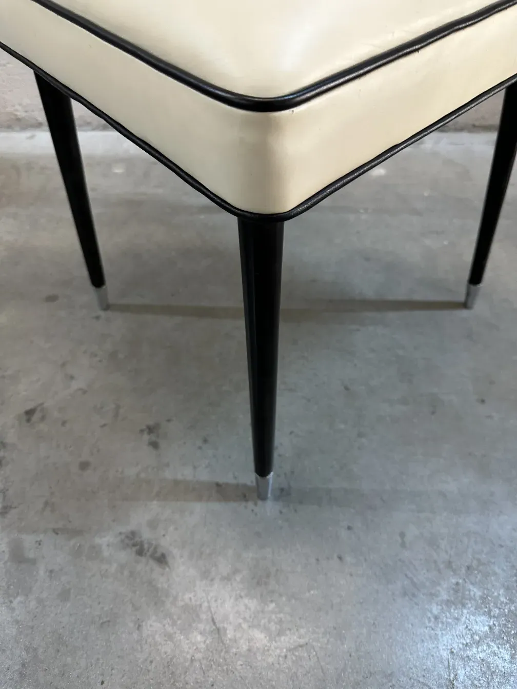 Vista dall'alto di 2 sedie antiche con design elegante, gambe sottili e ambiente minimalista.